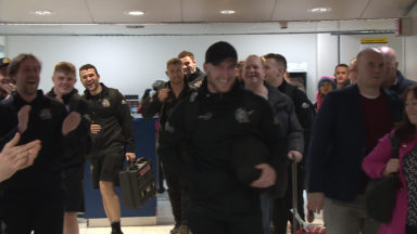 Stuart Hogg receives ‘guard of honour’ at Glasgow Airport