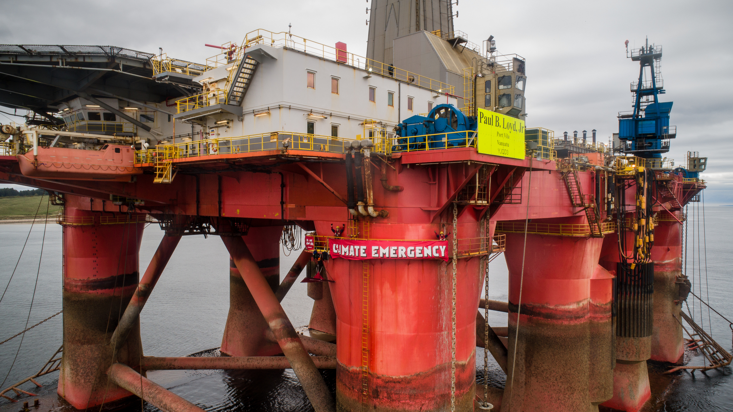 Oil: Greenpeace climbers on the BP rig.
