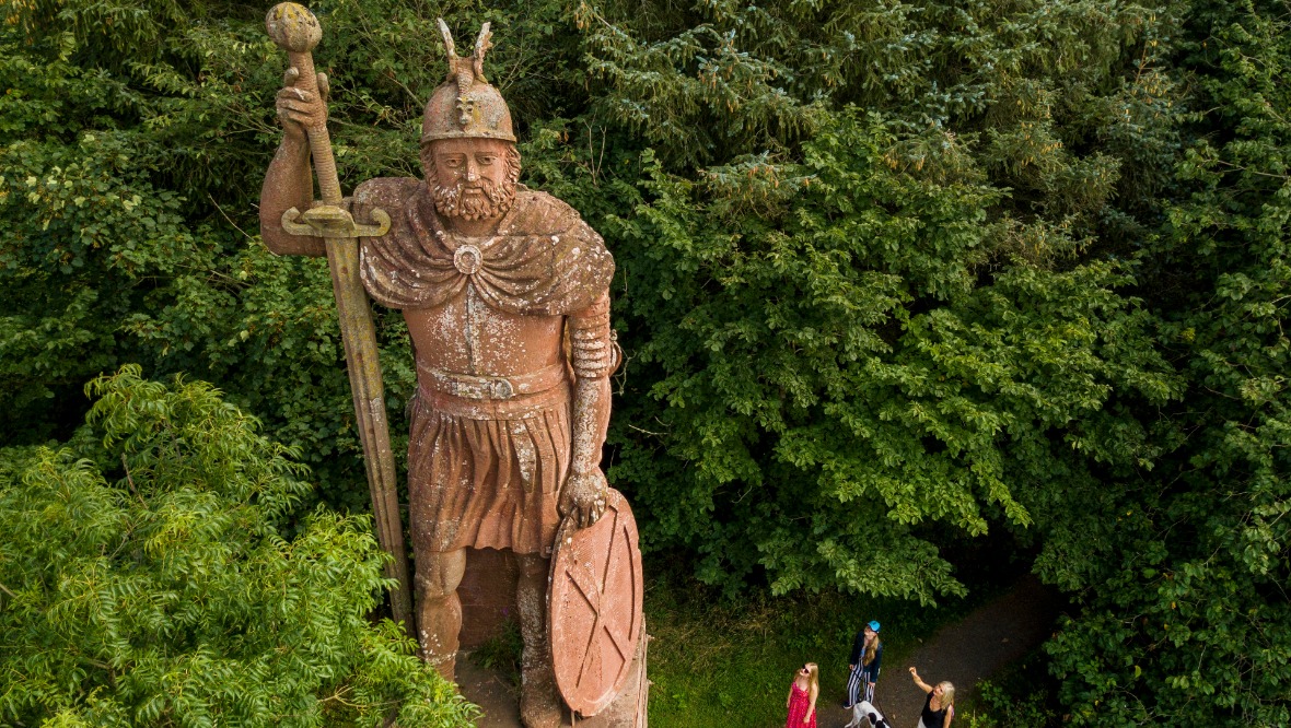 Cracks appear in 30ft stone statue of William Wallace