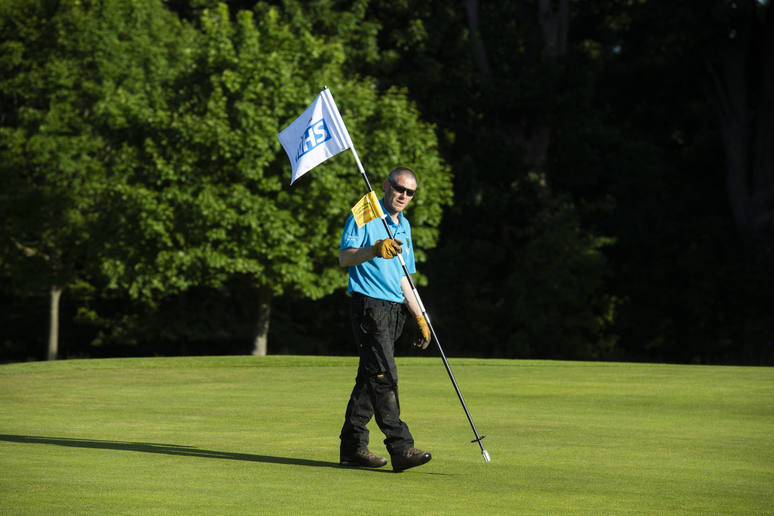 Staff at Bruntsfield Links show Covid-19 warning signs for the return of golfers. SNS Group.
