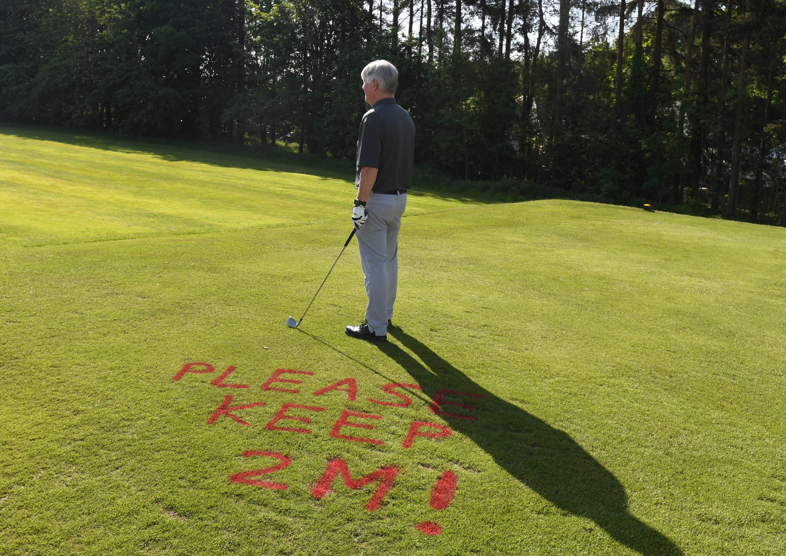 Signage asks golfers to keep two metres apart at Cathcart golf club. SNS Group.