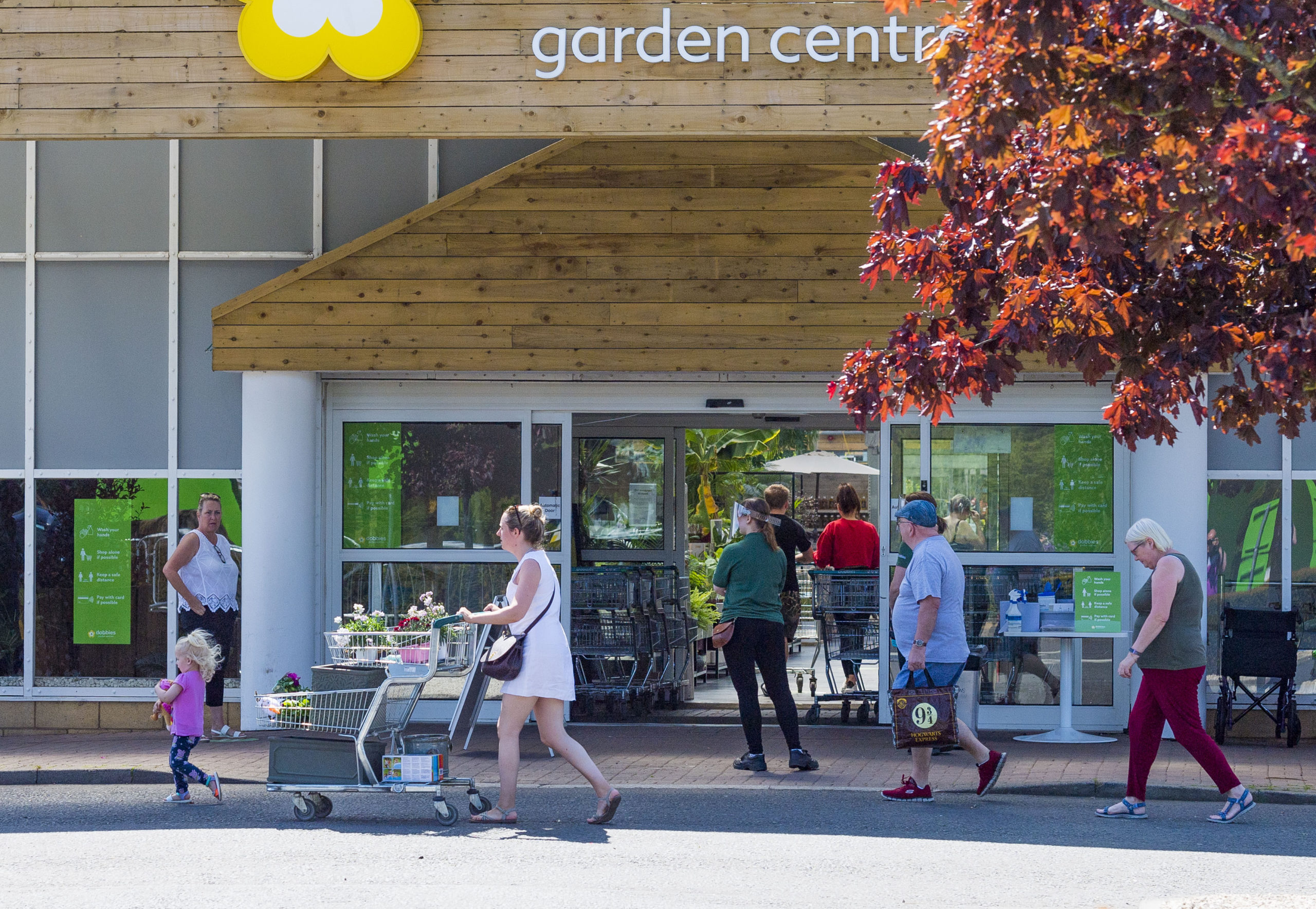 Customers at Dobbies Garden Centre in Edinburgh. SNS Group.