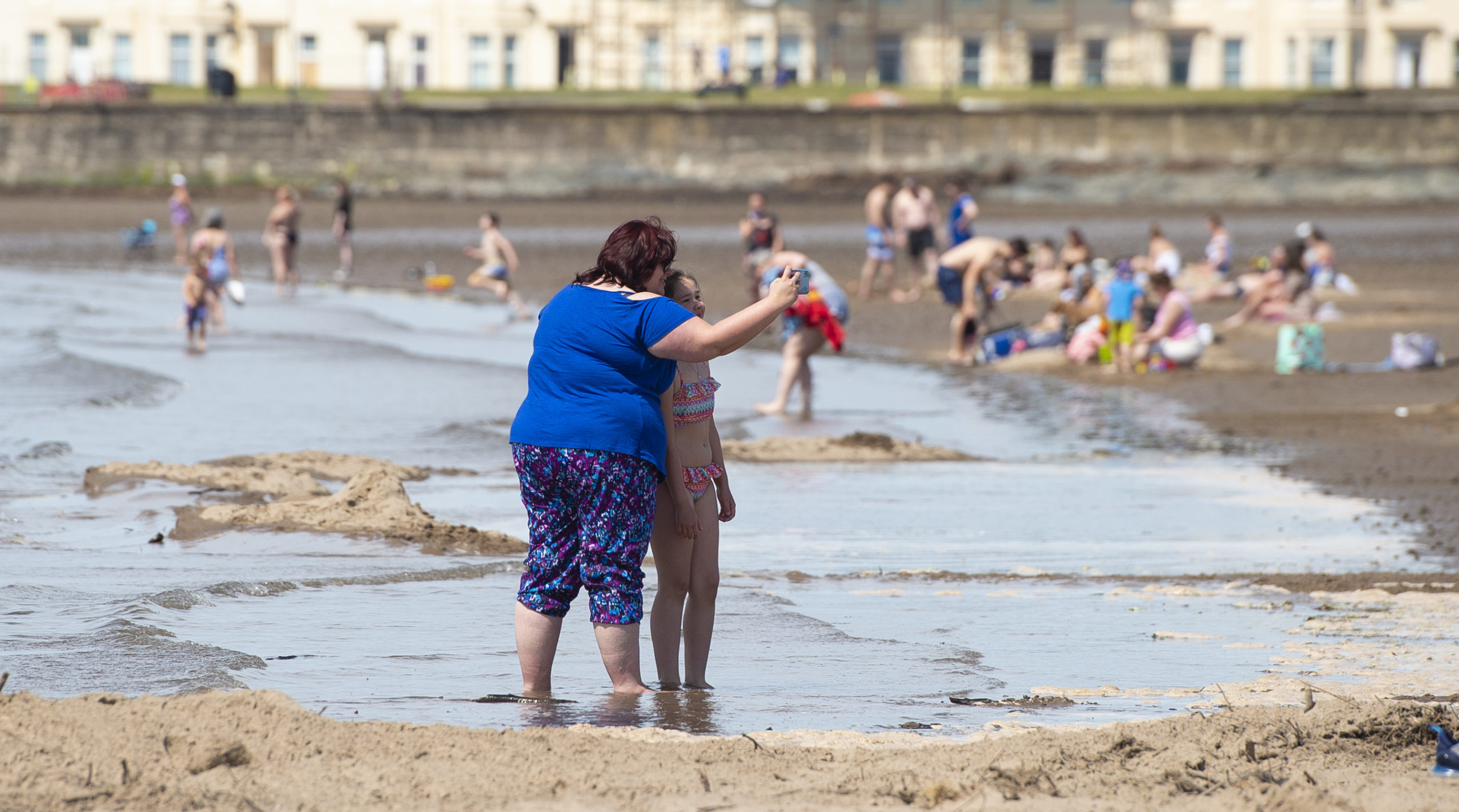 Many take a dip in the sea as temperatures soar. SNS Group.