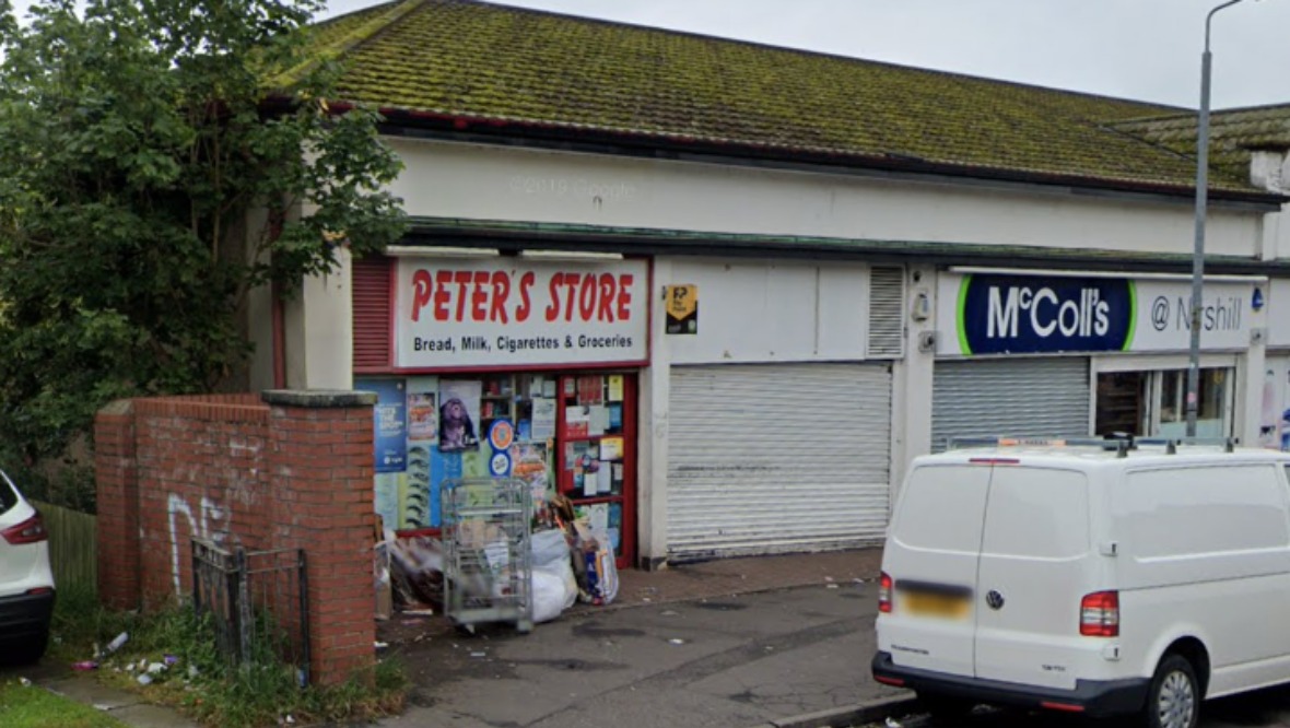 Man threatens shopkeeper with knife during robbery