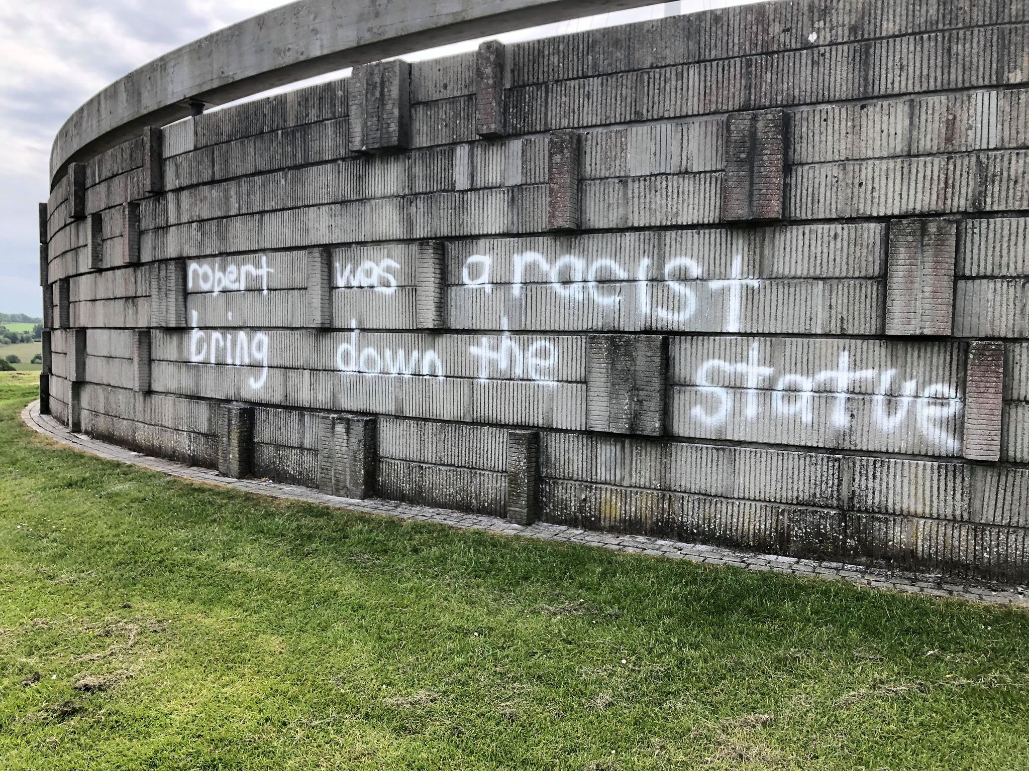 Graffiti: A wall in the vicinity of the statue.