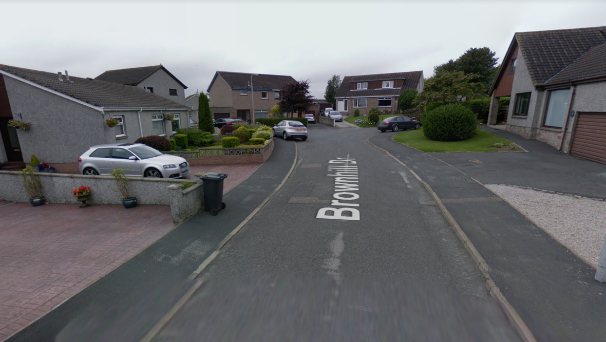 Hunt for bogus workmen who stole money from elderly woman