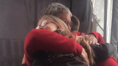 Aunt surprised with long-awaited hug from niece and nephew