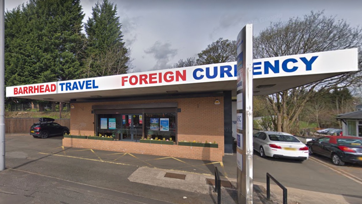 Machete-wielding robber raided travel agency for currency