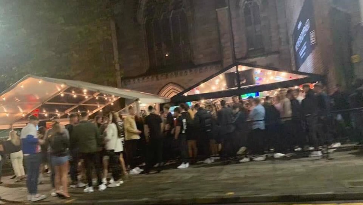 Aberdeen: Crowds gather outside Soul.<em> Picture by Fubar News</em>” /><span class=