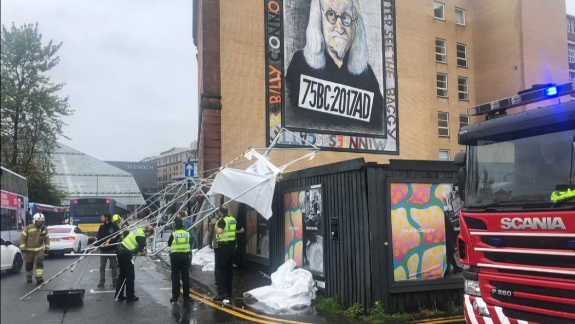 Wind: Disruption on Osborne Street, Glasgow, at an outdoor bar. <strong>STV</strong>” /><cite class=