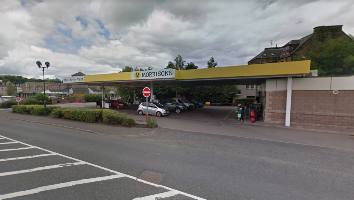 Manhunt after robbery bid at supermarket petrol station