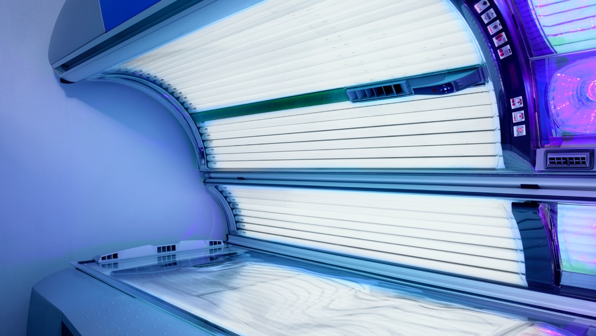 Men fined for breaching Covid restrictions to go for a sunbed