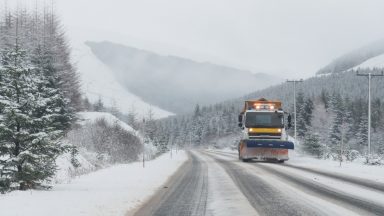 Scotland wakes up to snow as cold snap continues