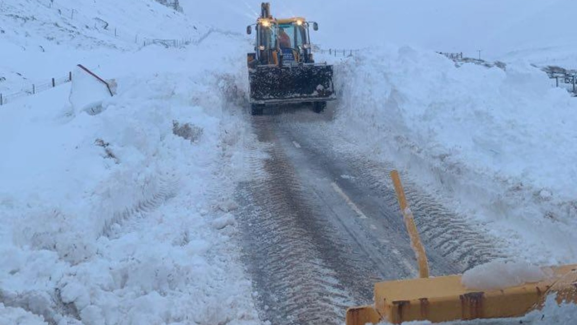 Car rescued from snow in Ullapool on February 5, 2021. Credit: Kyle McKenzie.