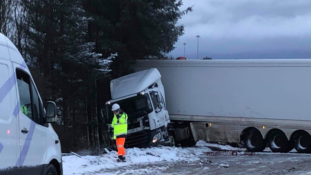 M90, snow crash, near Dunfermline.