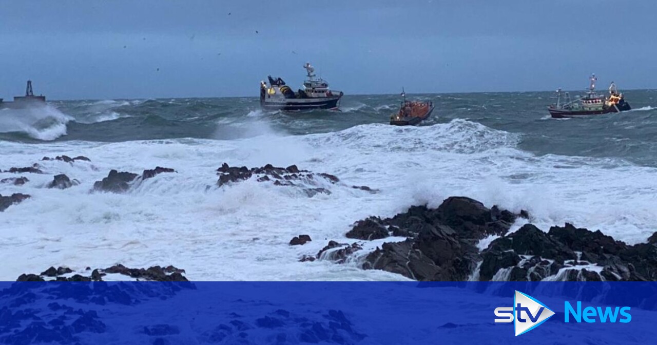 Epic rescue to save crew and boat from crashing into rocks | STV News