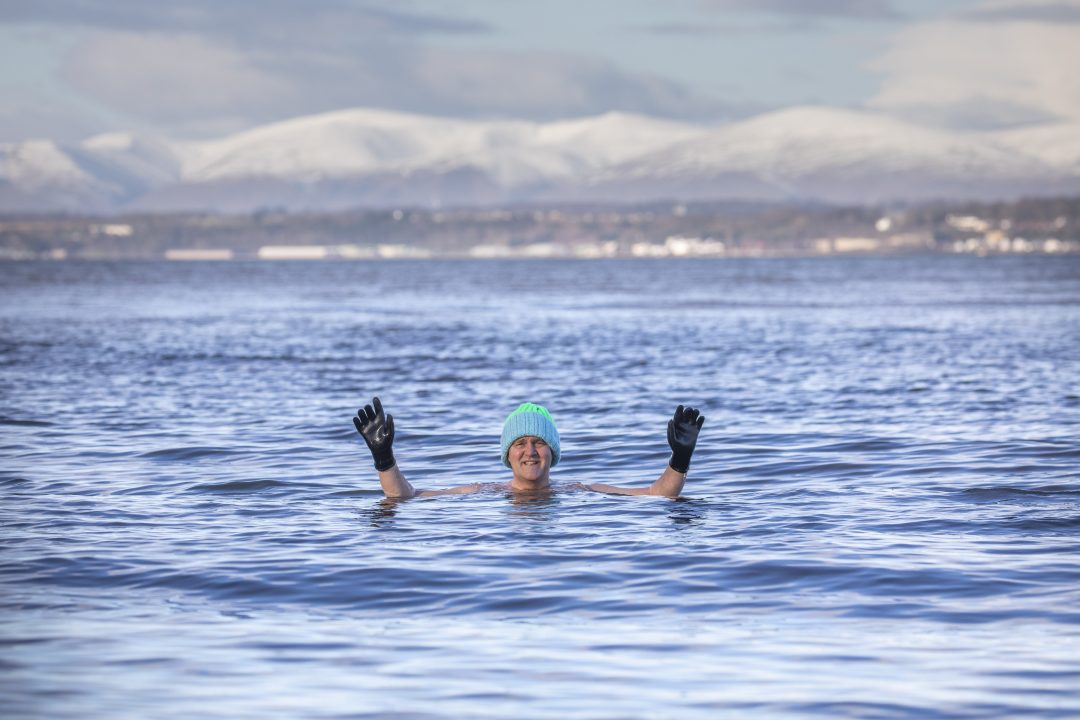 Brave man takes dip in freezing waters every day for charity