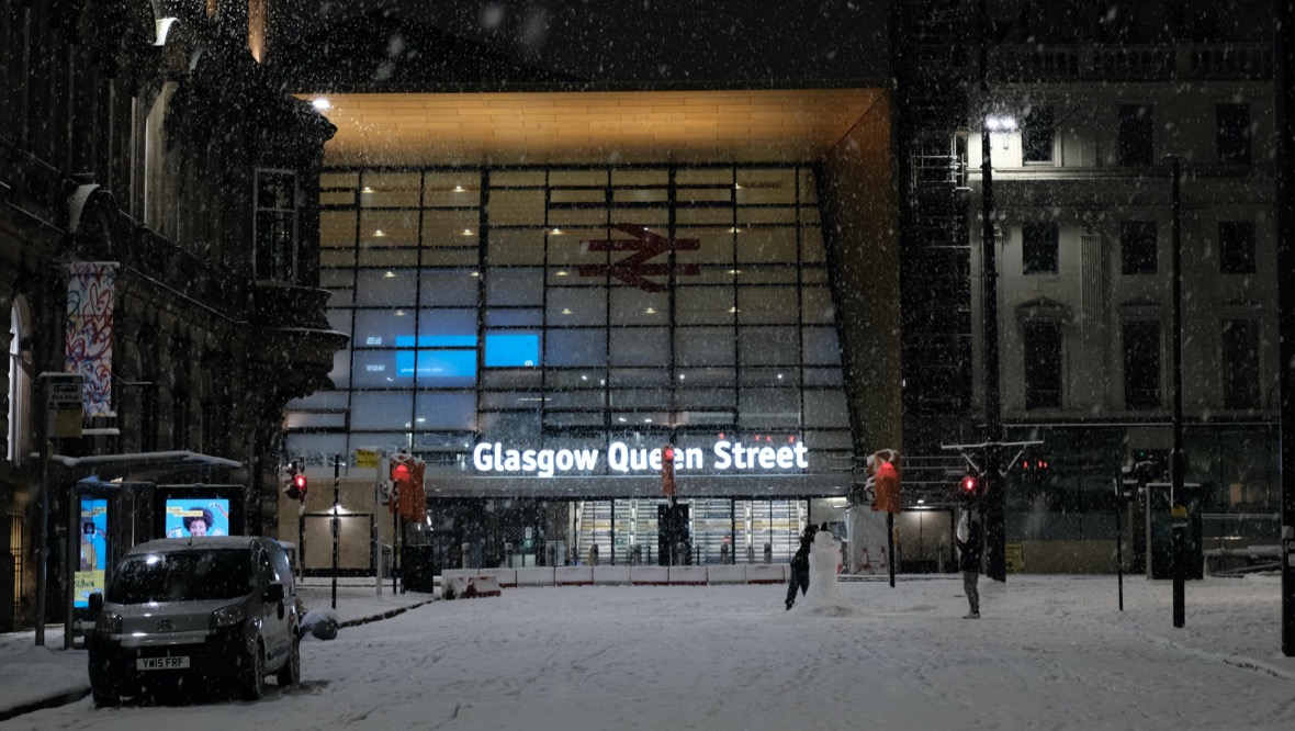 Snow picture, Andrew Browne, STV, Glasgow Queen Street Railway Station.