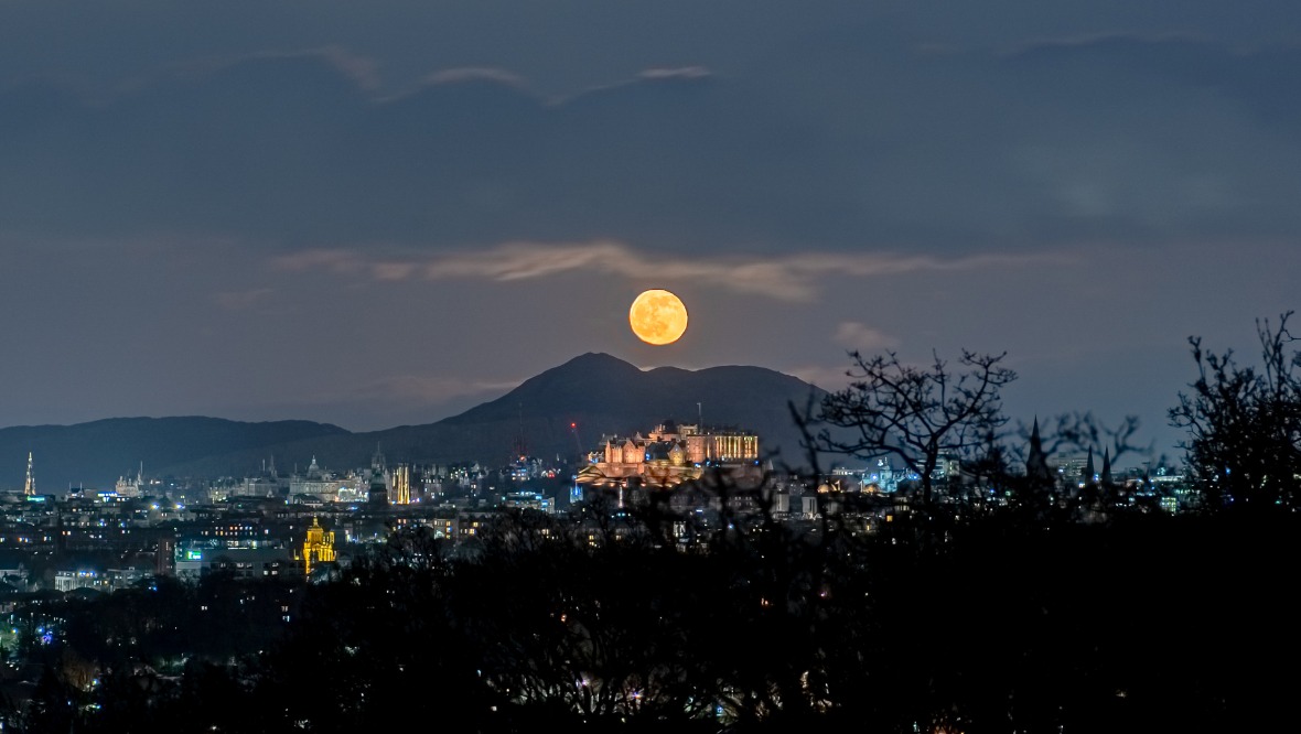 Amateur photographer captures moon over Edinburgh Castle