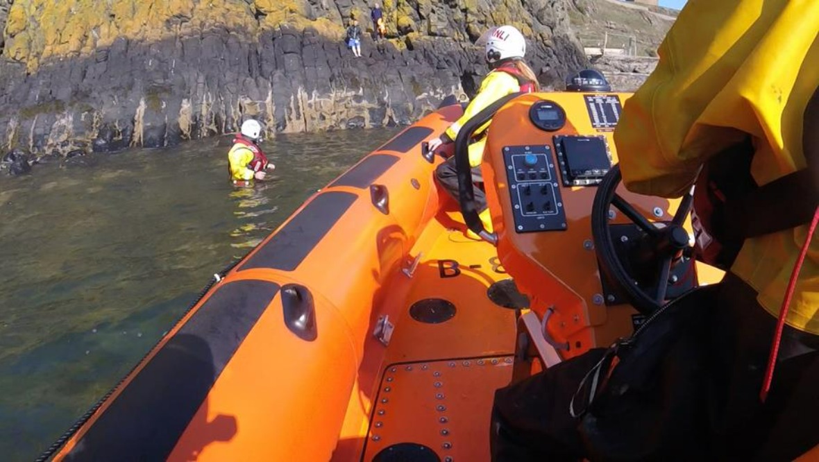 Men rescued from Inchkeith island after kayak capsized