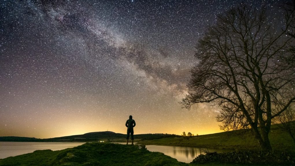 Milky Way captured over loch in one of UK's darkest places - STV News