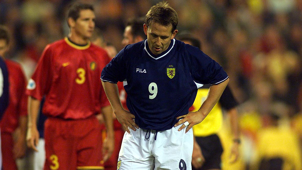 Billy Dodds is a figure of despair as Scotland's World Cup 2002 qualifying crusade hits the rocks in Brussels.