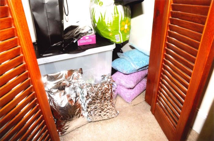 A photo of the wardrobe floor in the flat (Copfs)
