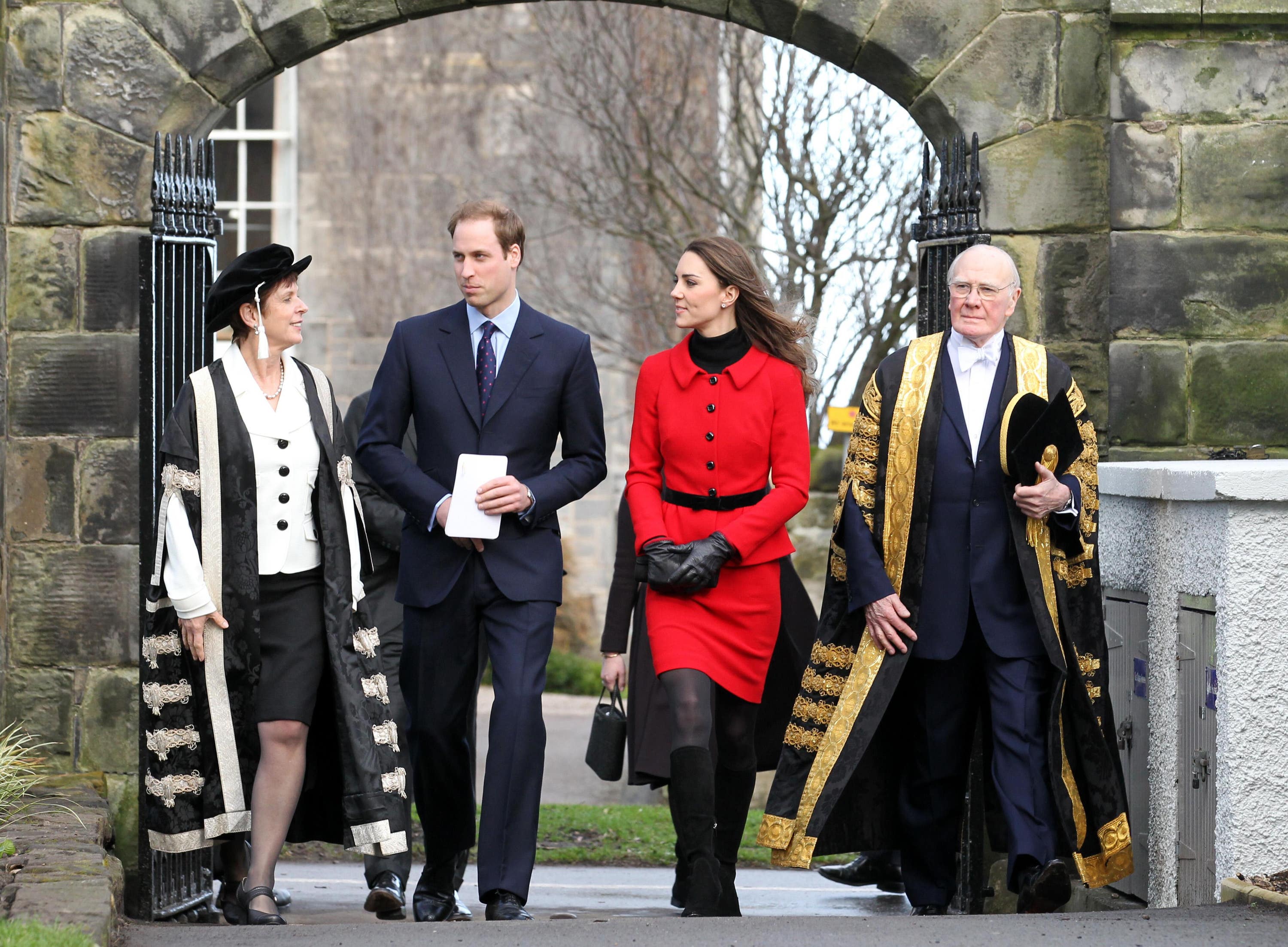 <em>The couple pass St Salvator’s halls, accompanied by Sir Menzies Campbell (right), during their return visit (Andrew Milligan/PA)</em>” /><span class=