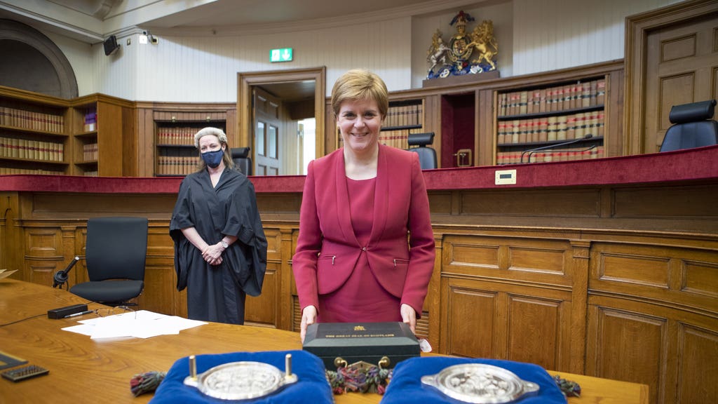 Nicola Sturgeon legally sworn in as First Minister