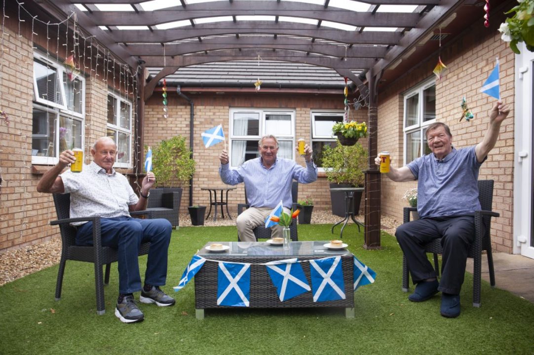 Roughie visits care home residents ahead of England clash