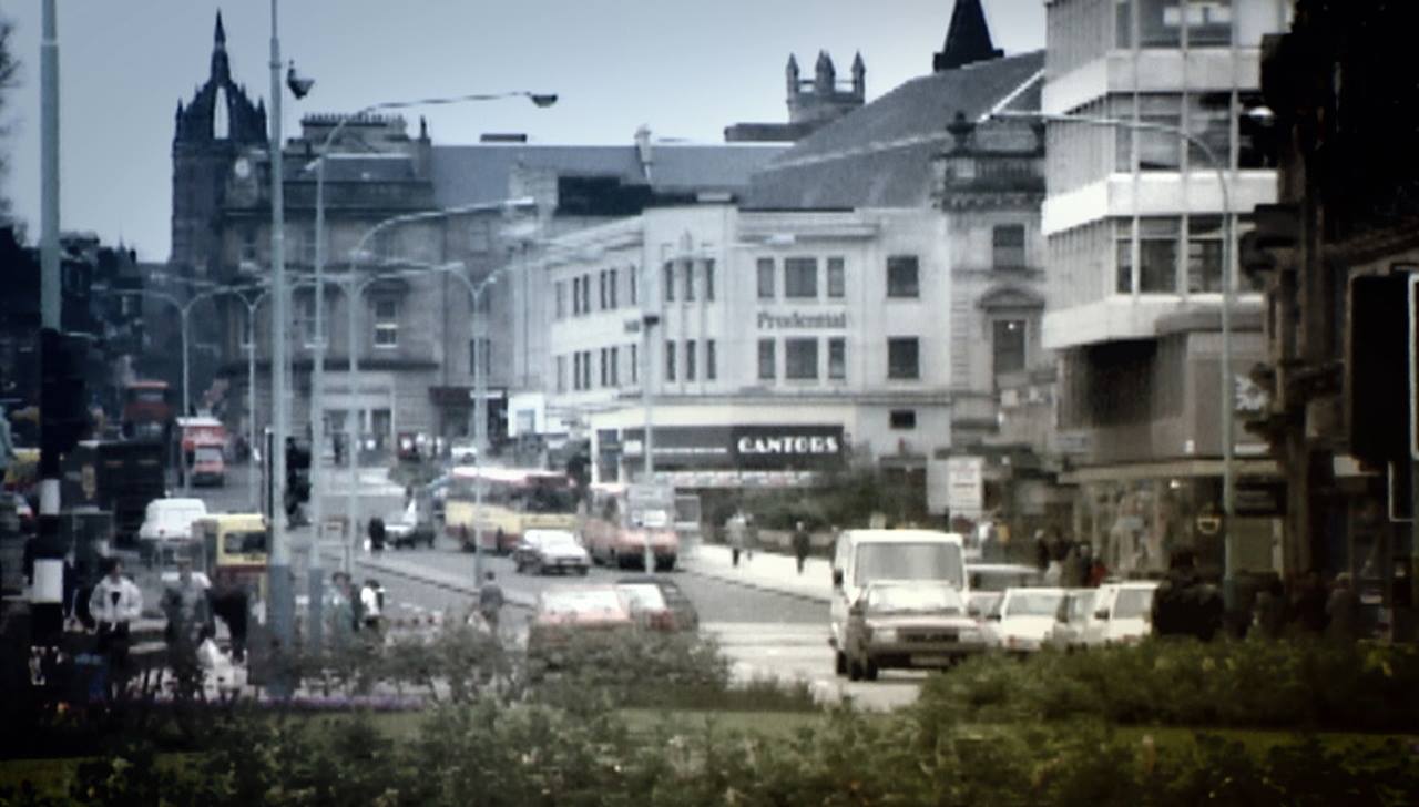Paisley High Street long before Braehead Shopping Centre opened.