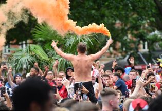 Fans try to force way into Wembley ahead of Euros final