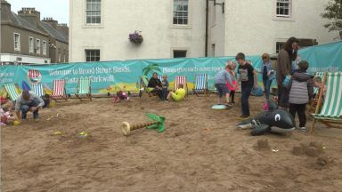 Costa del Kirkwall: Residents enjoy beach day in town centre