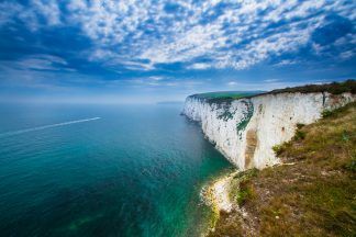 Nearly 600 people cross English Channel to UK in new daily record