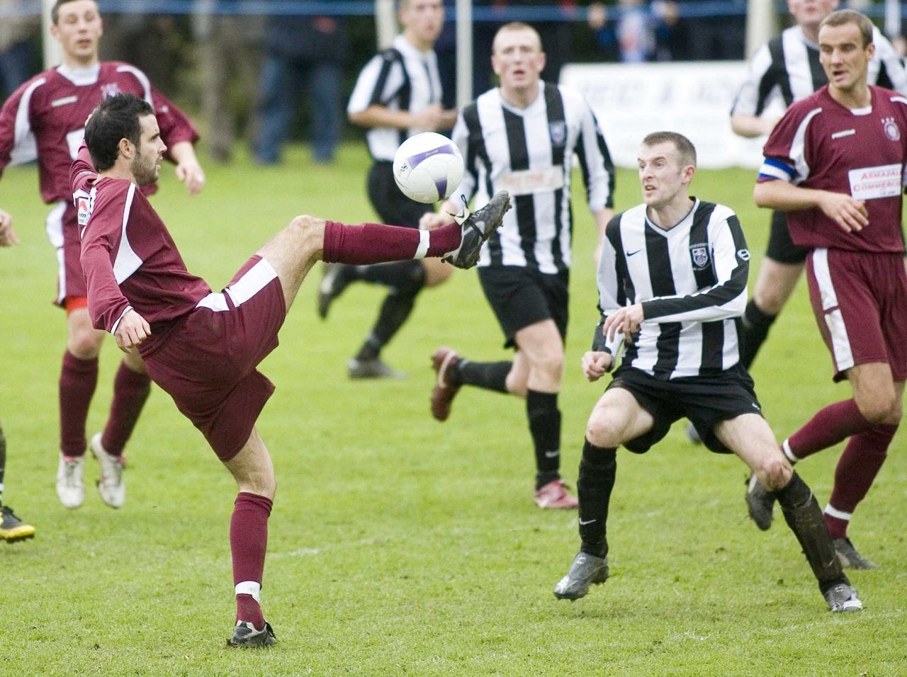 Linlithgow Rose's Kevin Donnelly (left) gets to the ball ahead of Newton Stewart's Alan McCulloch.