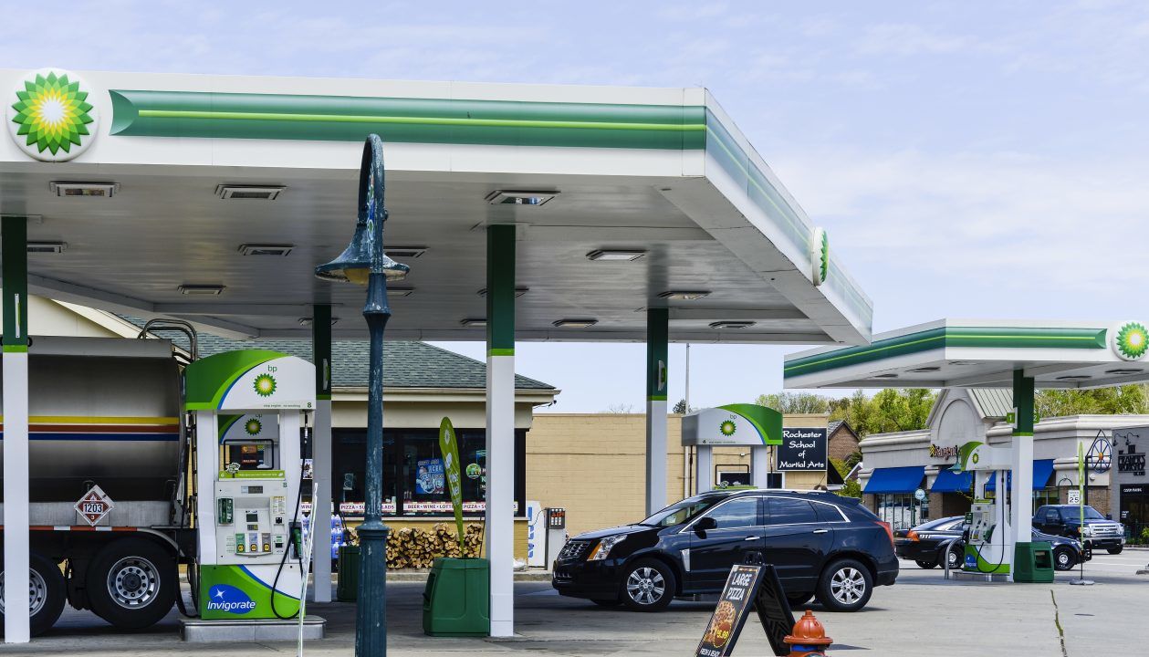 BP and Tesco close pumps and ration fuel amid HGV driver shortage