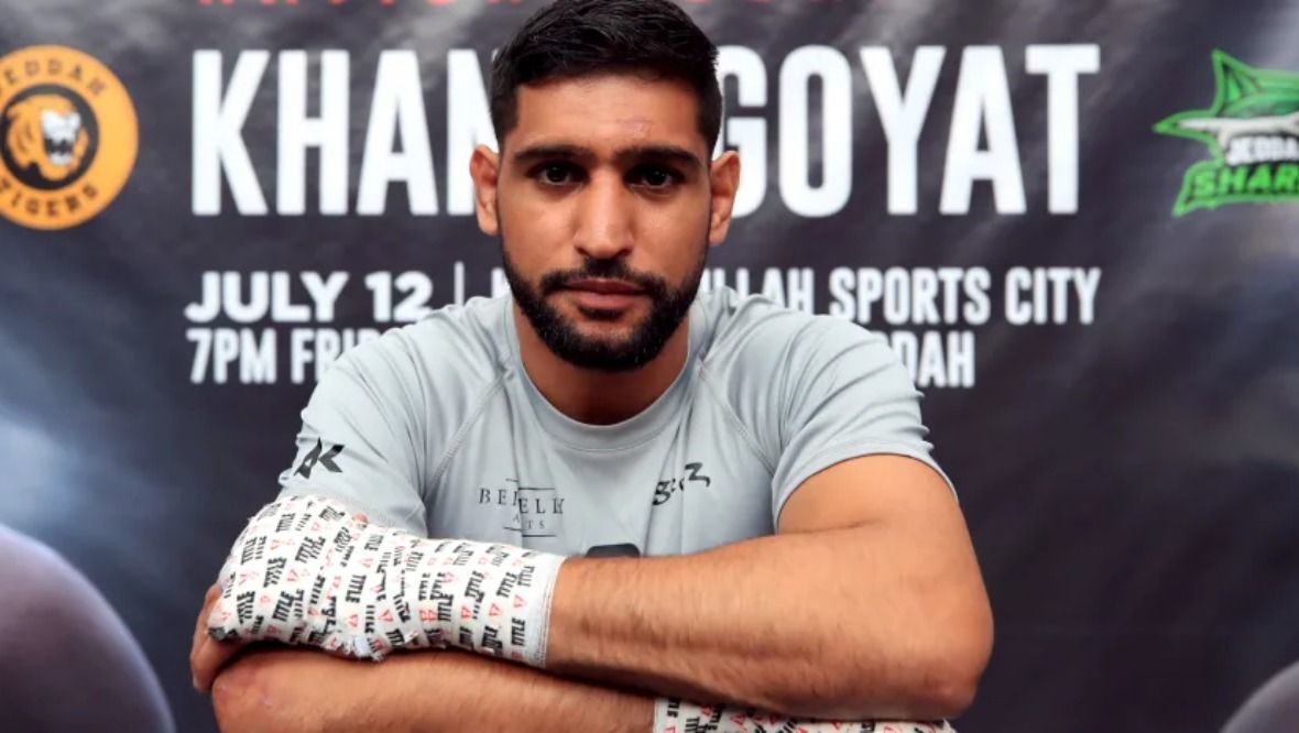 Boxer Amir Khan claims police ‘kicked’ him off flight after mask complaint