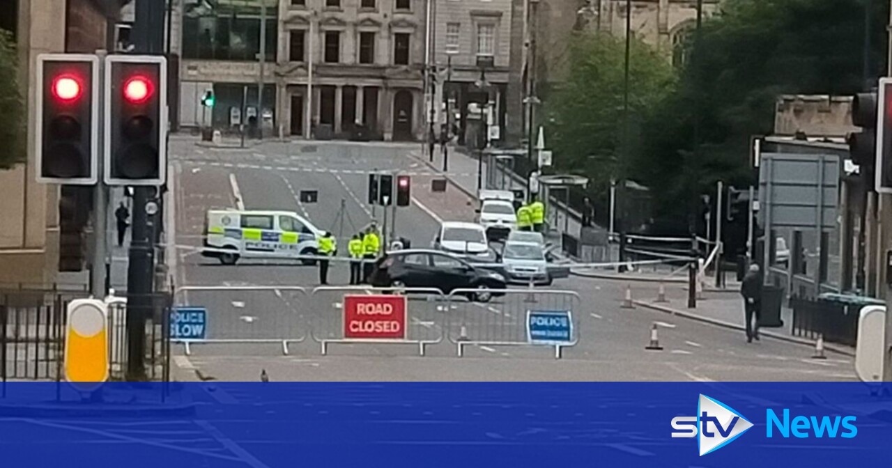 Two men and three women in hospital after being hit by car | STV News