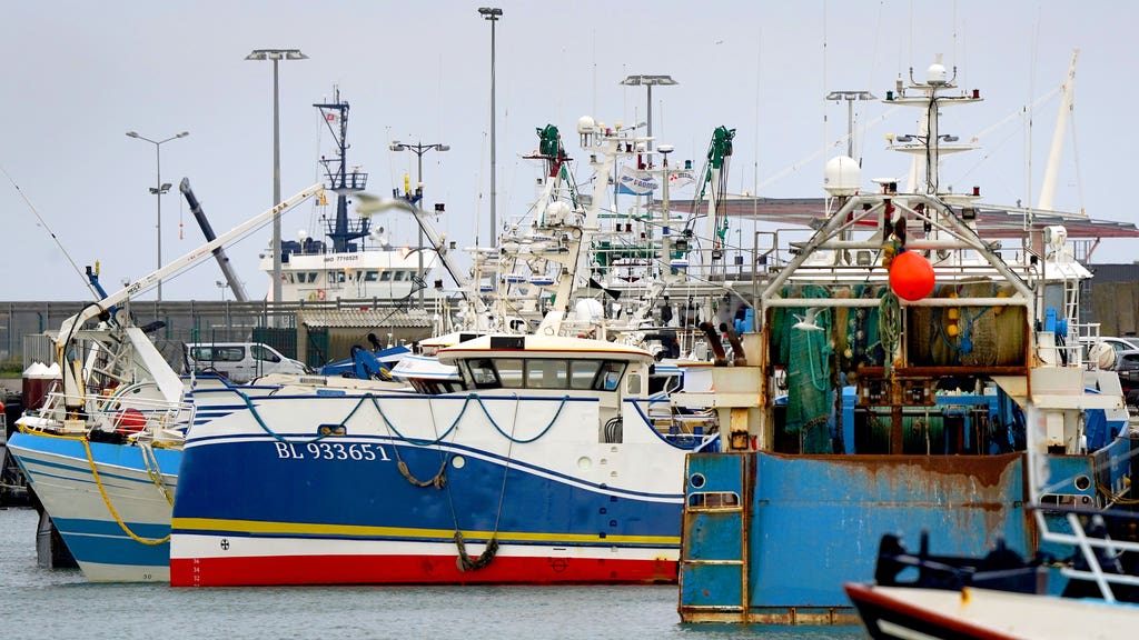 UK ‘considering’ legal proceedings to challenge French fishing threats