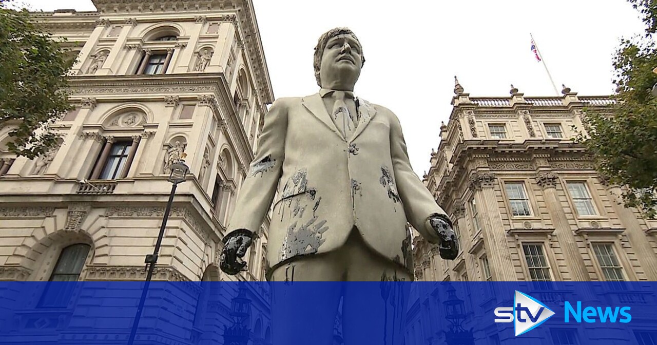 Cambo protesters splatter Boris Johnson statue with oil | STV News