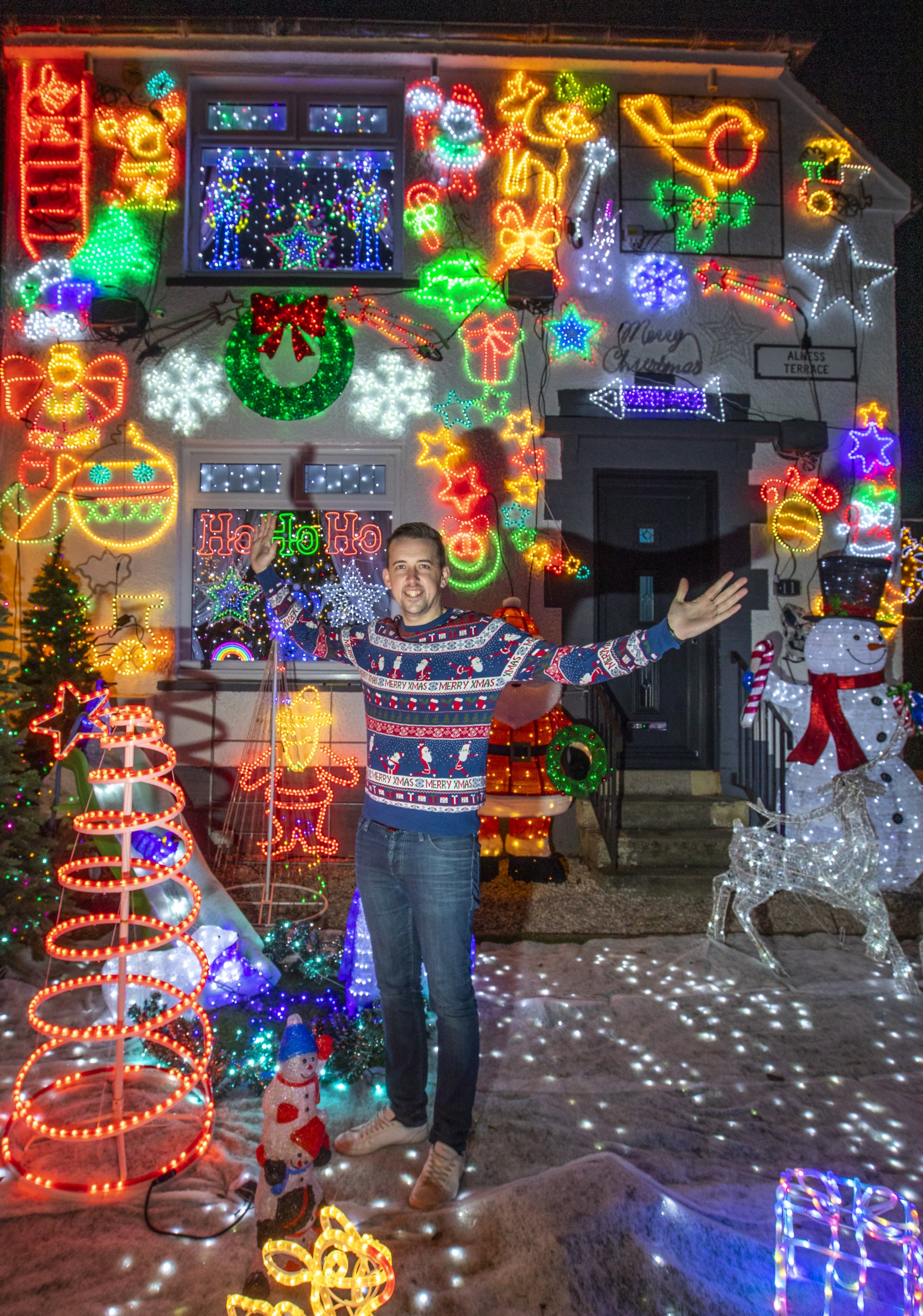 Dad spends thousands decorating house with 60,000 Christmas lights ...