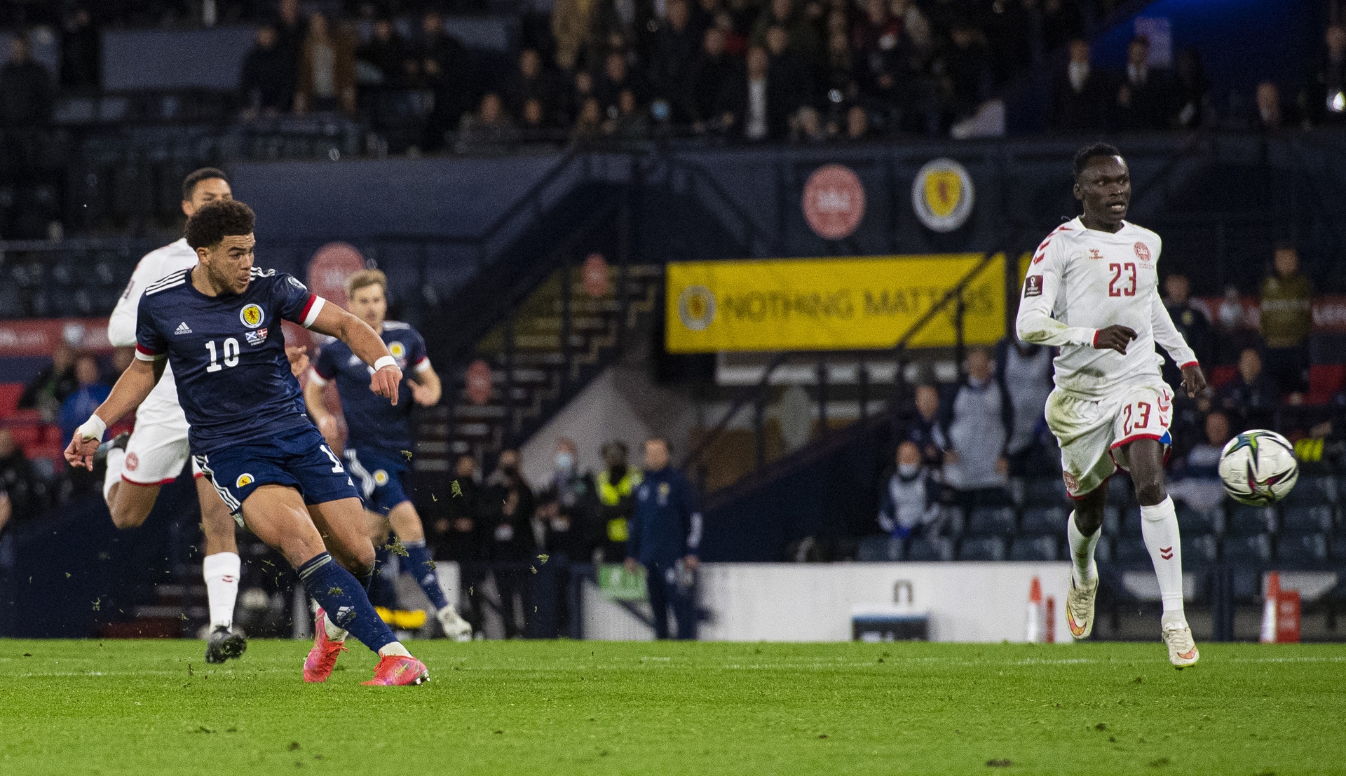 <strong>Che Adams sealed a sensational night for Scotland by racing clean through with five minutes to go before curling the ball beyond Kasper Schmeichel. </strong>” /><span class=