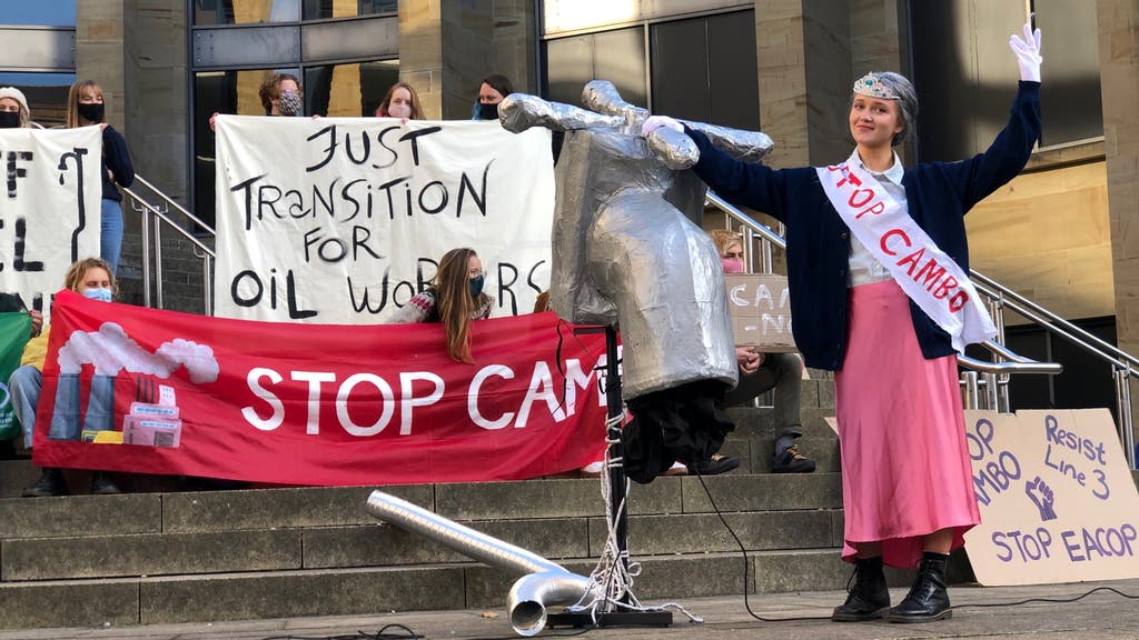 Activist dressed as Queen ‘turns off oil tap’ in COP26 protest