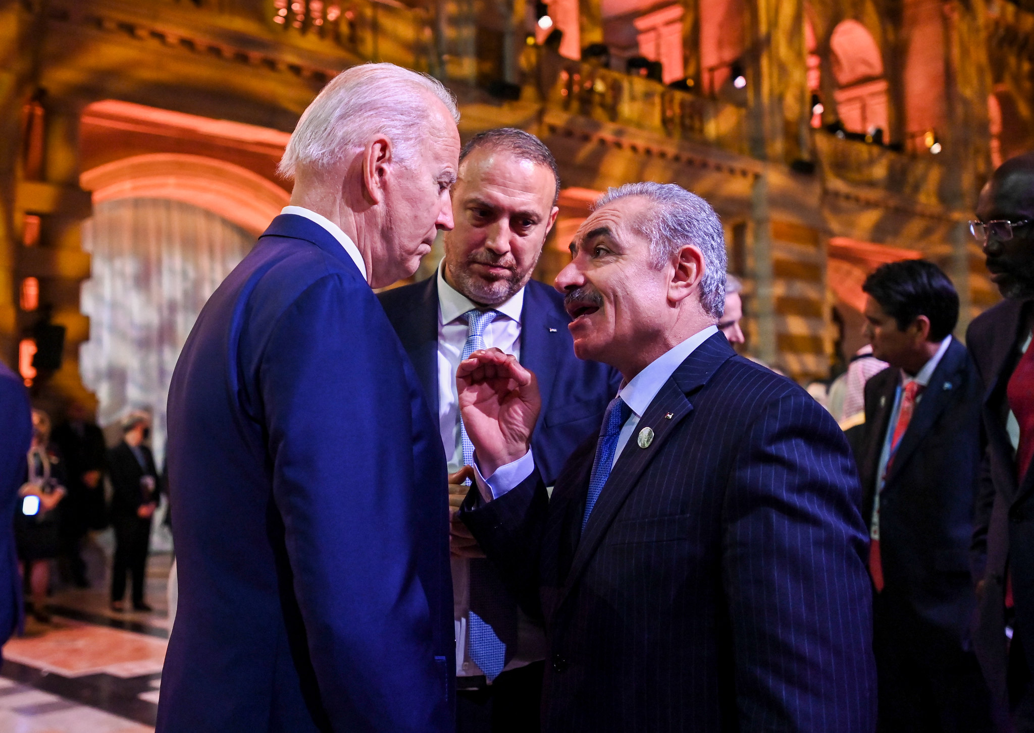 US President Joe Biden and Mohammad Shtayyeh, Prime Minister of the Palestinian Authority, talk at a COP26 reception at the Kelvingrove Art Gallery.
