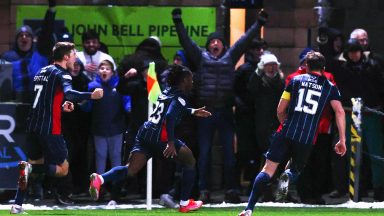 Ten-man Ross County leave it late to earn point against Dundee United