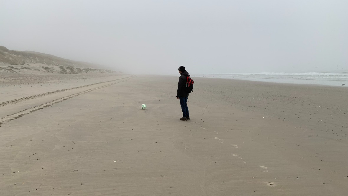 Vlieland: De bal is gevonden op een strand.
