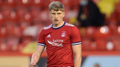 Aberdeen defender Jack MacKenzie signs contract extension until 2025