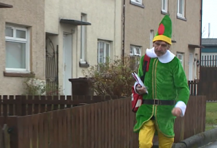 Postman wears Elf suit to bring Christmas cheer to community