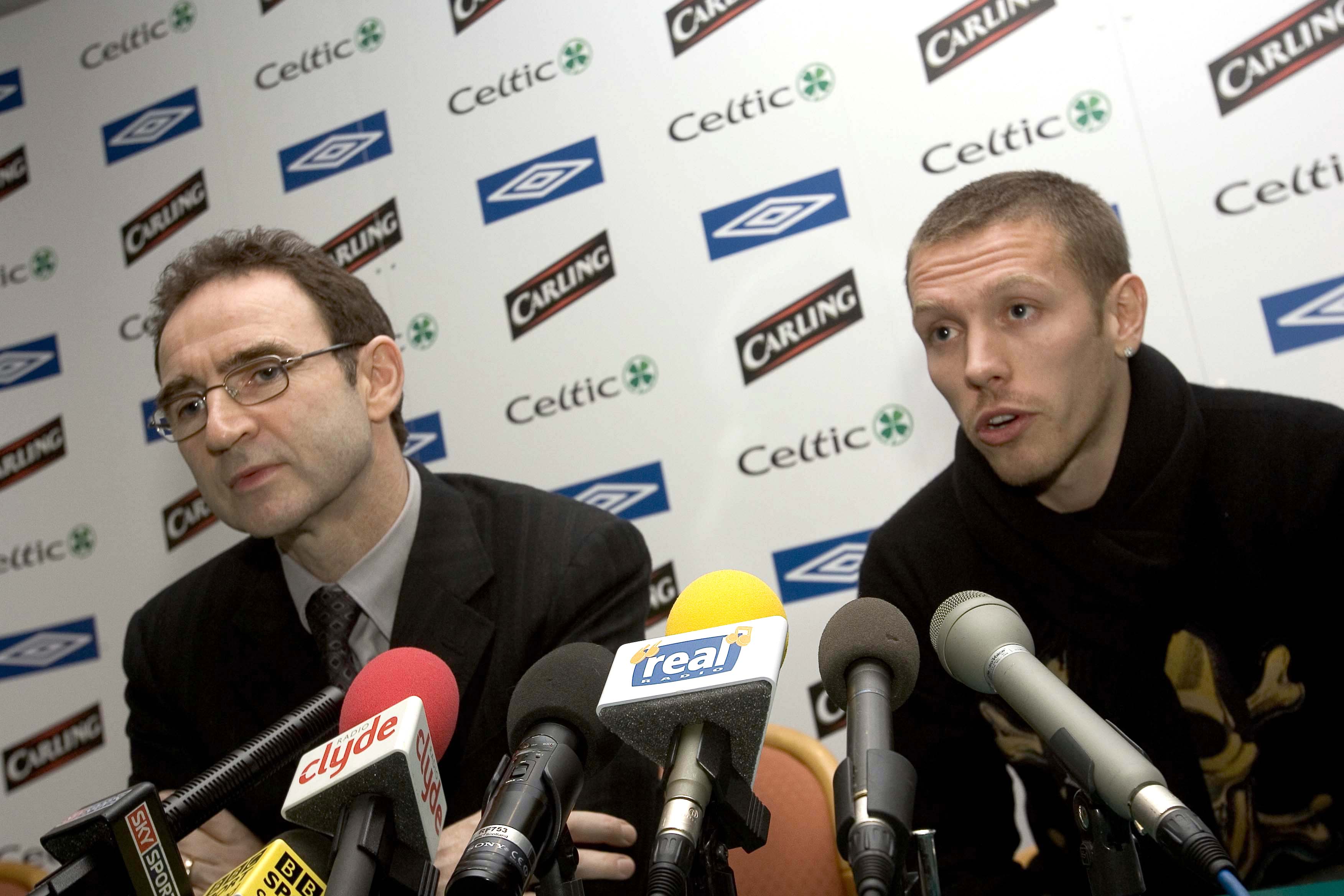 Celtic boss Martin O'Neill (left) unveils new signing Craig Bellamy. (SNS Group)