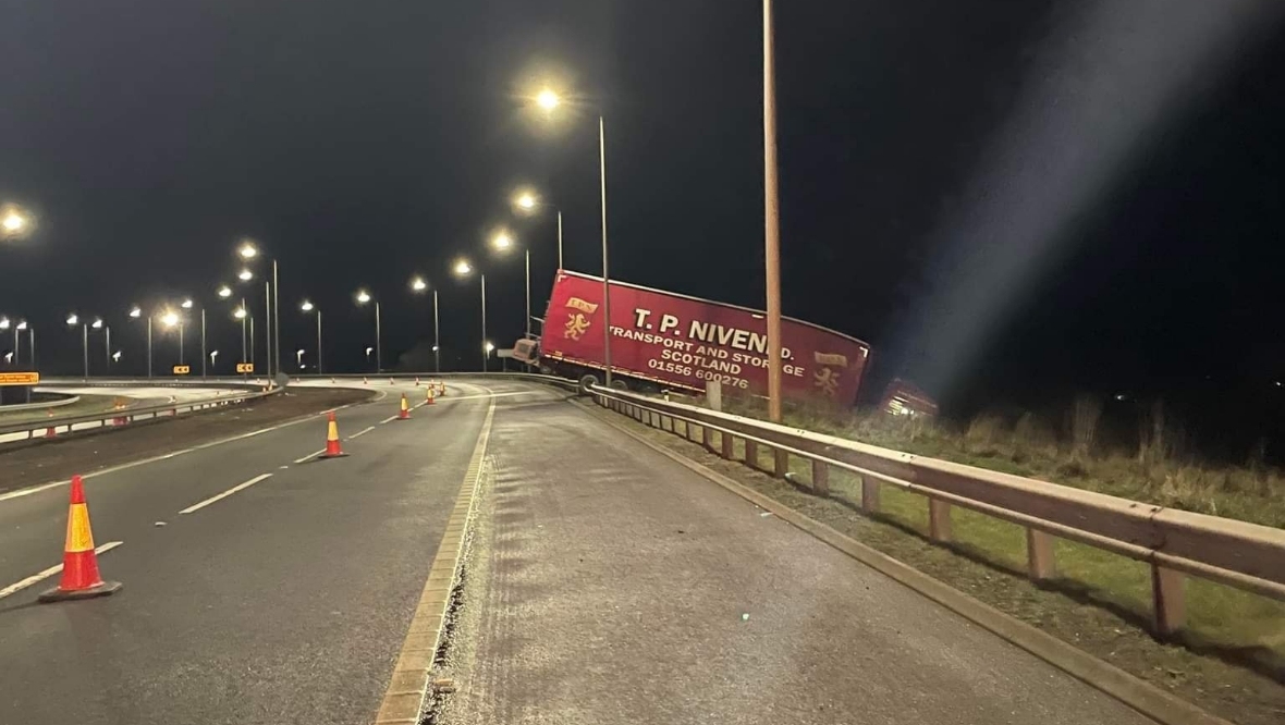 Lorry crash left only one lane open at junction one of the M90.